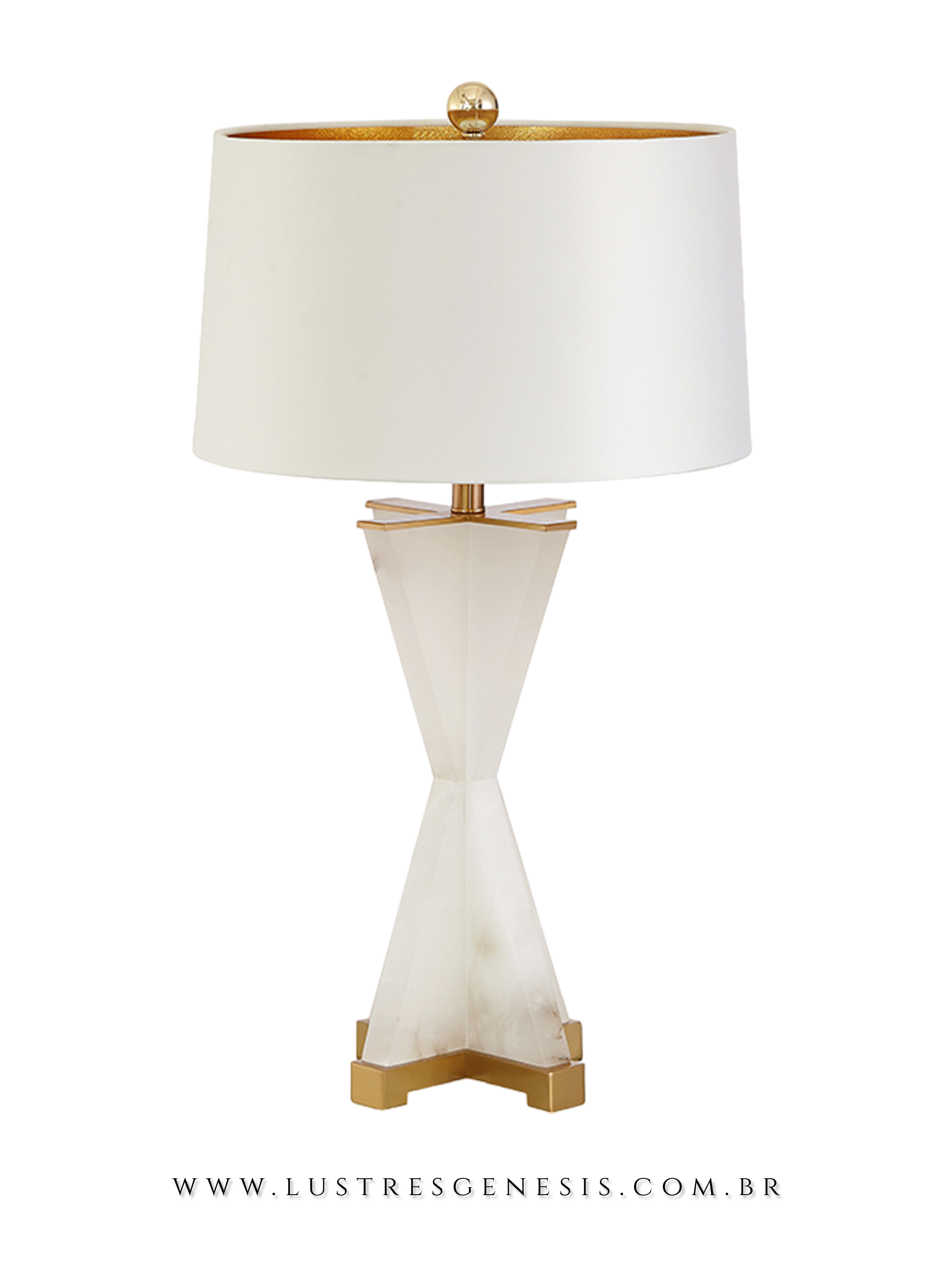 Abajur Selene de mesa com base geométrica em mármore branco e detalhes dourados, cúpula branca e acabamento luxuoso, ideal para quartos e escritórios.